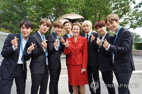 شاهد التفاصيل جالكسي j3(2017) واقي الشاشة الزجاجي لسامسونج جالكسي j3(2017) 9h صلابة 2.5d منحني. بي تي إس تفوز بجائزة اليونيسف | وكالة يونهاب للانباء