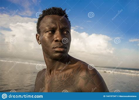 Retrato Do Homem Afro Americano Preto Atrativo E Apto Novo O Corpo