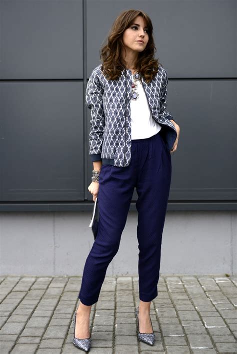 What Color Top Goes With Black And White Striped Pants - What To Wear With Black And White Vertical Striped Pants
