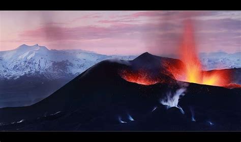 The volcano, which hasn't been active since 1960 when it erupted after an earthquake, sent its plume of ash 6 miles high across argentina. Photo | Eruption à Fimmvörðuháls non loin de l ...