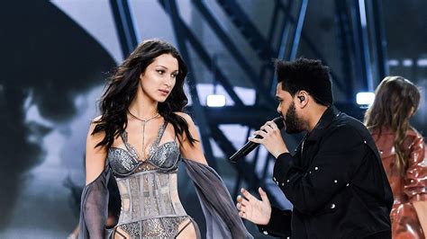 Le mannequin bella hadid & the weeknd ensemble pendant le show victoria's secret à paris. Exes Bella Hadid and The Weeknd Awkwardly Circle Each ...