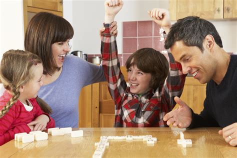 Ya sean comprados, elaborados en casa o tradicionales, los juegos de mesa para niños y niñas son una excusa perfecta para pasar un buen rato en familia. Juegos de mesa educativos - IMujer