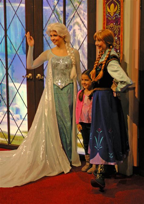 Meet Anna And Elsa At Disneyland Undercover Tourist