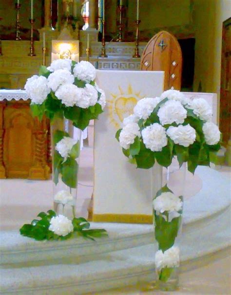 Letto di fiori di ortensie. Floral arrangements for church weddings on Lake Maggiore ...
