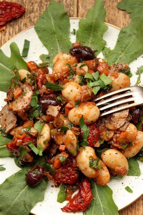 Dicke weiße Bohnen mit Tomaten Pilzen und Oliven