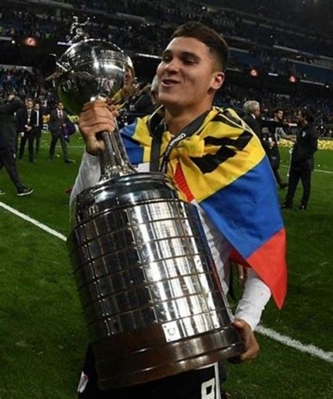 Esta es la bandera gigante con la que los hinchas del independiente medellín sorprendieron a su equipo y a todo el país, en el segundo. Juanfer, el visionario | Fondos de river plate, River ...