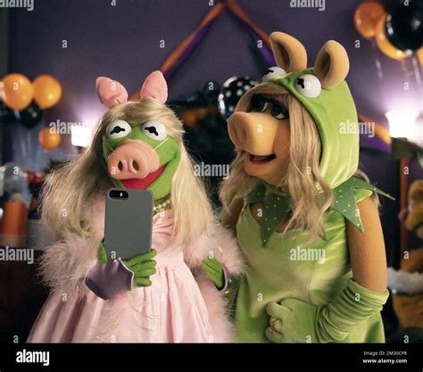 Muppets Haunted Mansion Kermit And Miss Piggy Stock Photo Alamy