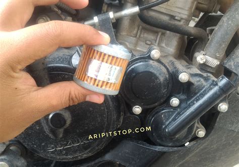 Ganti Oli dan Pasang Filter Oli Suzuki GSX-150 / Satria FU | Aripitstop.com