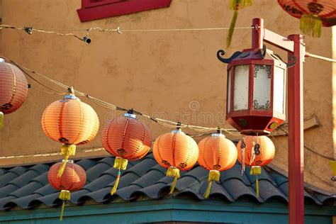 Красивые красные китайские фонарики в Чайна тауне Лос Анджелеса