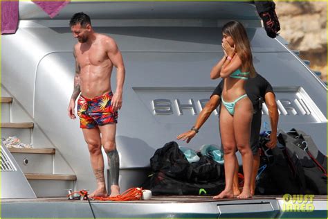 lionel messi spotted enjoying a yacht day with wife antonela roccuzzo and friends photo 4778974