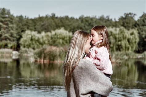 Une Mère Embrasse Sa Petite Fille Photos Stock Téléchargez Photos libres de droits