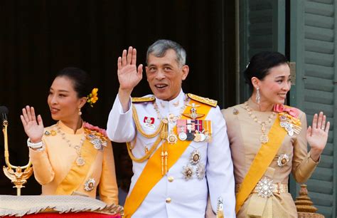 Thailand's new queen suthida's pics went viral over social media thailand ki nayi malka suthida suthida is most beautiful queen. (ประมวลภาพ) ในหลวง พระราชินีเสด็จออกสีหบัญชร - ประชาชาติ