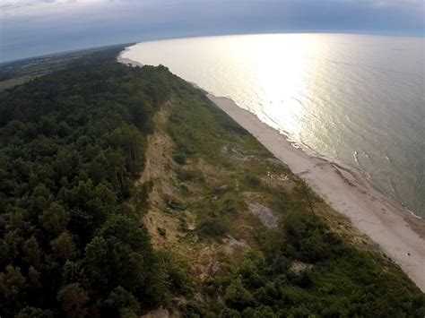 Klif is situated west of jasne wybrzeże, close to dom zgromadzenia sióstr najświętszej rodziny z nazaretu. Klif w Jastrzębiej Górze z lotu ptaka nagrany z nowej ...