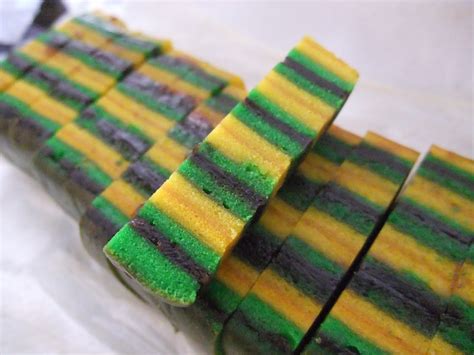 Untuk lapisan 2 terakhir, boleh gunakan api atas bawah semula dan kurangkan. Cake & Co.: Kek lapis Sarawak
