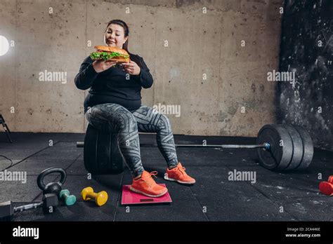 Übergewichtige Frau Kombiniert Sport Und Junk Food Fette Mädchen Mit Snack Während Des