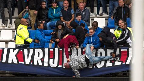 In (%) matches played at home was total goals (team and opponent) over 1.5 goals. Supporter van tribune gegooid bij Willem II-Feyenoord | NOS