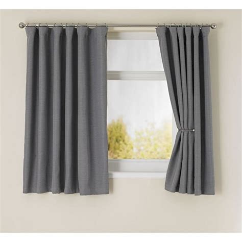 Short blackout curtains are one layer of fabric, typically used because they let some light filter into a room. Bedroom With Short Curtains 120 (Bedroom With Short ...