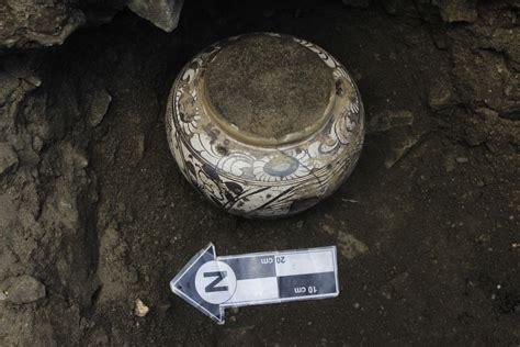 Археологочид өрөм, шар тосоор дүүрэн тэс хөлдүү ваар, эд зүйлс олжээ