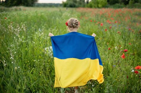 Raadpleeg de maattabel in het laatste beeld van de aanbieding. Vlag van oekraïne met wapenschild | Gratis Foto