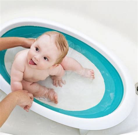 Gently slide baby into the bath, feet first, holding your baby securely with your one arm under baby;s armpit and the other supporting the legs or bottom. Top 10 Best Baby Bath Tubs 2019 - Reviews & Guide - Review ...
