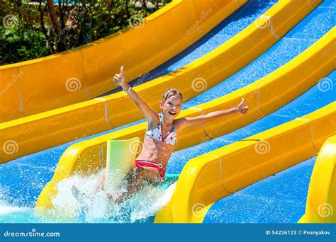 Enfant Dans Le Bikini Glissant Le Parc Aquatique Image Stock Image Du Femelle Bleu 54226123
