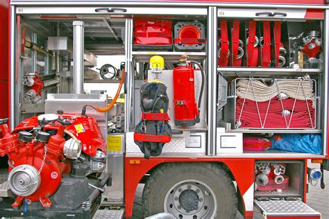 图片素材 运输 红 行使 消防车 紧急服务 烧伤 牌 使用 消防部门 防毒面具 配件 舵 软管 保护 风险