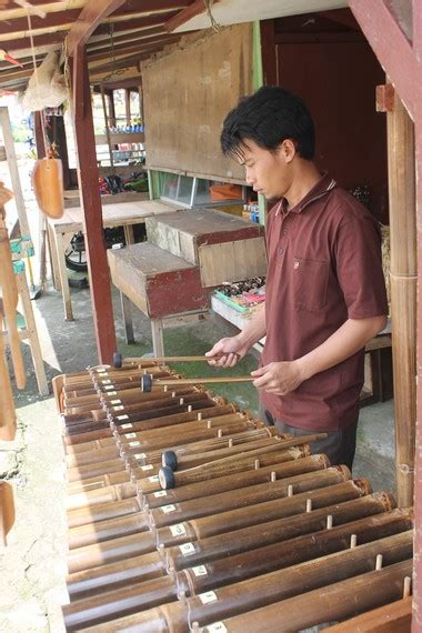 Pengelompokan ini berdasarkan pusat sumber bunyi yang menghasilkan suara atau nada. 'Calung' Alat Musik yang Menghasilkan Harmoni Indah : Kesenian - Situs Budaya Indonesia