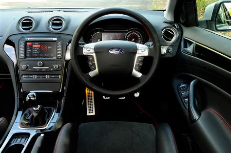 Ayrıca gömme kapı kolları, tavan rayları ve panoramik açılır tavanı da. Ford Mondeo 2007-2014 Review (2021) | Autocar