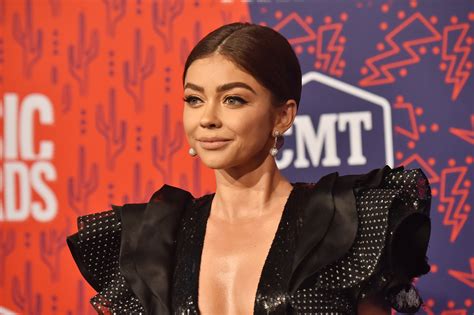 Sarah Hyland Got Bored So Of Course She Dyed Her Hair See Her New