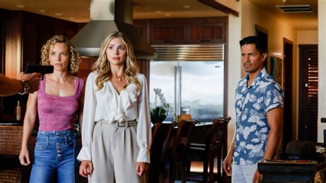 Magnum P I Magnum Higgins Are Cozy In Season Premiere Photos