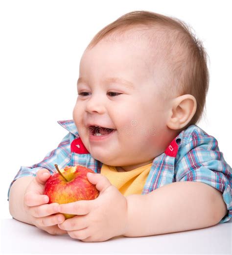 Le Petit Garçon Gai Avec La Pomme Verte Sourit Photo Stock Image Du