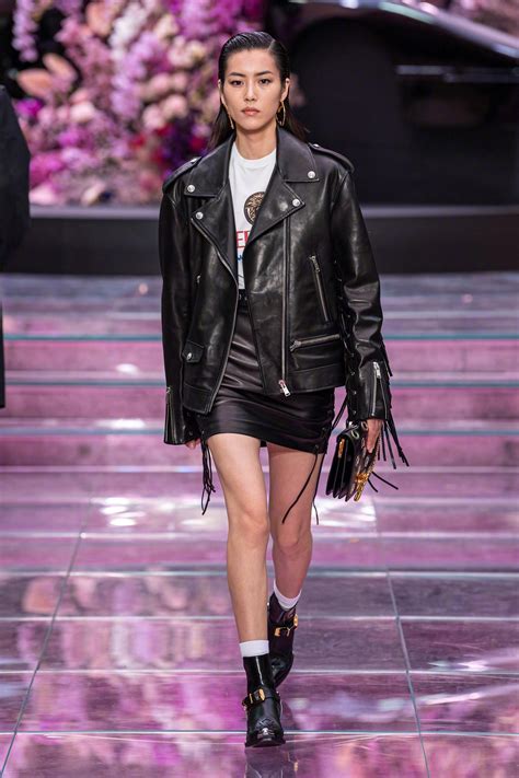 Versace 2020 春夏男装系列发布秀上走秀的、irina Shayk、bella Hadi模特走秀男装新浪新闻