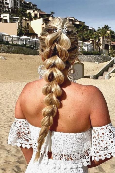 Beautiful Beach Hairstyle For A Meaningful Vacation 2021