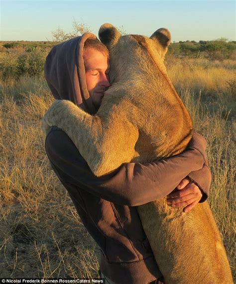 40 Heart Touching Animals And Humans Hug Pictures Животные Человек