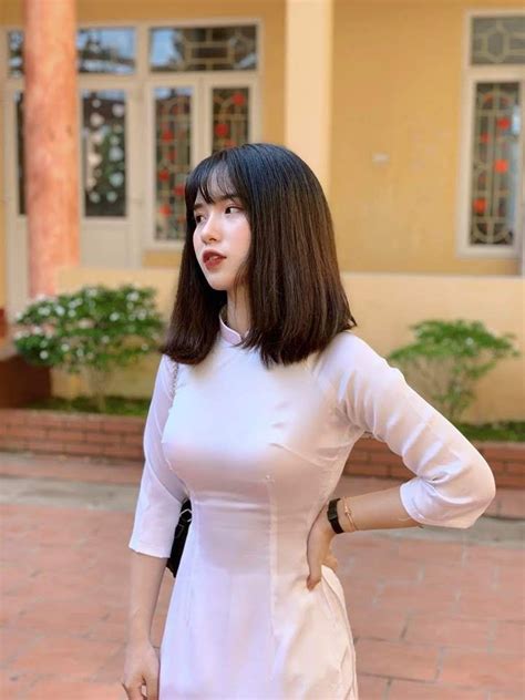 Xinh에 있는 Bảo Toàn님의 핀 탄탄한 몸매를 가진 여자 아오자이 아시아의 아름다움