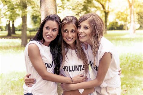 portrait d un groupe de belles filles photo stock image du sourire adulte 95140324
