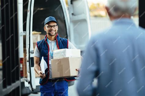 Repartidor Feliz Cargando Paquetes Mientras Realiza La Entrega A