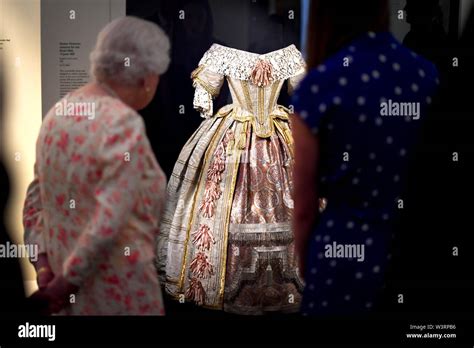 Königin Elizabeth Ii Befasst Sich Mit Der Queen Victoria Kostüm Für