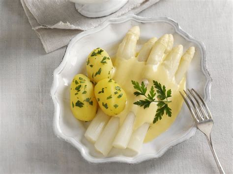 Wei Er Spargel Mit Holl Ndischer So E Und Kartoffeln Rezept Eat Smarter