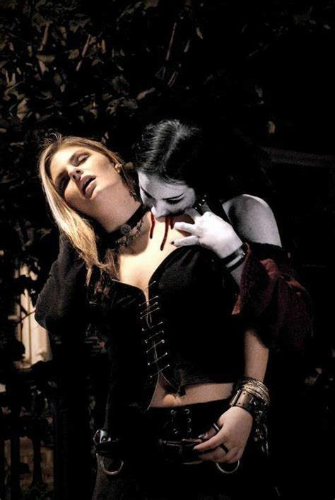 Pin By Pedro Alcoitia On Vampires Vampire Kiss Vampire Pictures Female Vampire