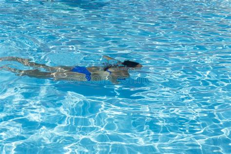Frauentauchen Im Swimmingpool Junge Schöne Mädchenschwimmen Im Pool Brunette Der Im Klaren
