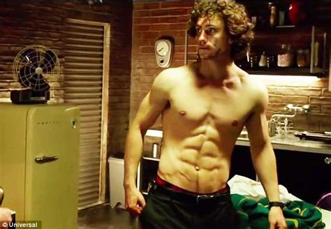 Aaron Taylor Johnson Shows Off His Rippling Muscles In New Kick Ass Trailer Daily Mail Online