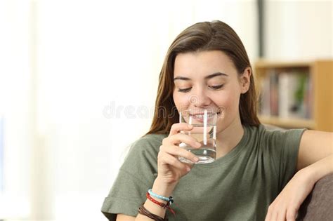 Jugendlich Trinkwasser Von Einem Glas Zu Hause Stockfoto Bild Von