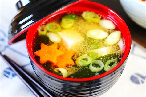 misoshiru grundrezept für miso suppe mit wakame and tofu