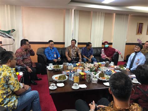 Berikut susunan dewan komisaris pt telkom yang terbaru: Rektor UNM Terima kunjungan Komisaris Independen PT Telkom ...