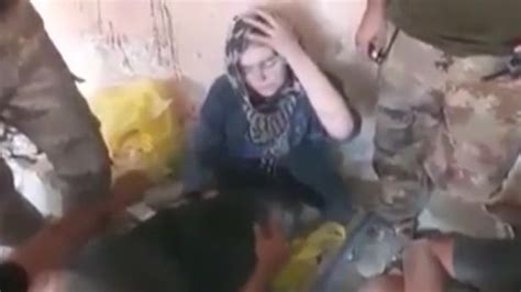لحظات مروعة خلال القبض على فتاة من عرائس داعش في الموصل
