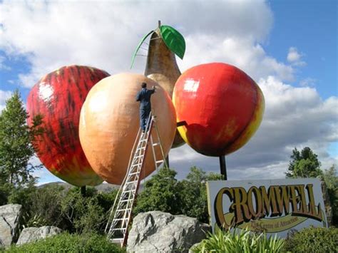 Cromwell Sculpture Stone Fruit And The Summerfruit Industry Te Ara