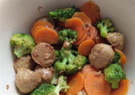 Disajikan hangat, pas banget sebagai menu sehat. Resep Sayur Brokoli Ca Bakso oleh Dapur Woro - Cookpad