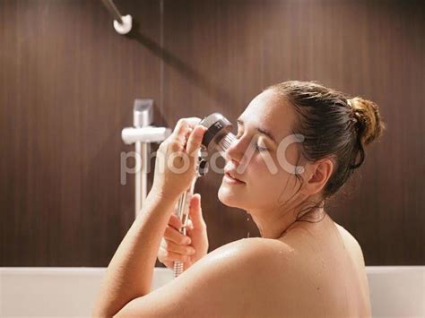 シャワーを浴びる外国人女性 No 24480635写真素材なら写真AC無料フリーダウンロードOK