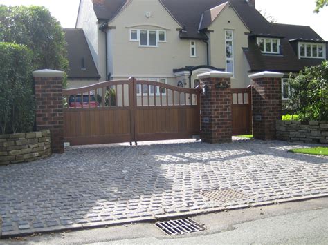 A free standing brick pier (or isolated pier as it is sometimes called) is a pillar it can be used to carry the ends of beams to form a pergola, the base of a sundial or bird bath, or for hanging garden gates. Automatic Entrance Gates and pedestrian side gate with ...